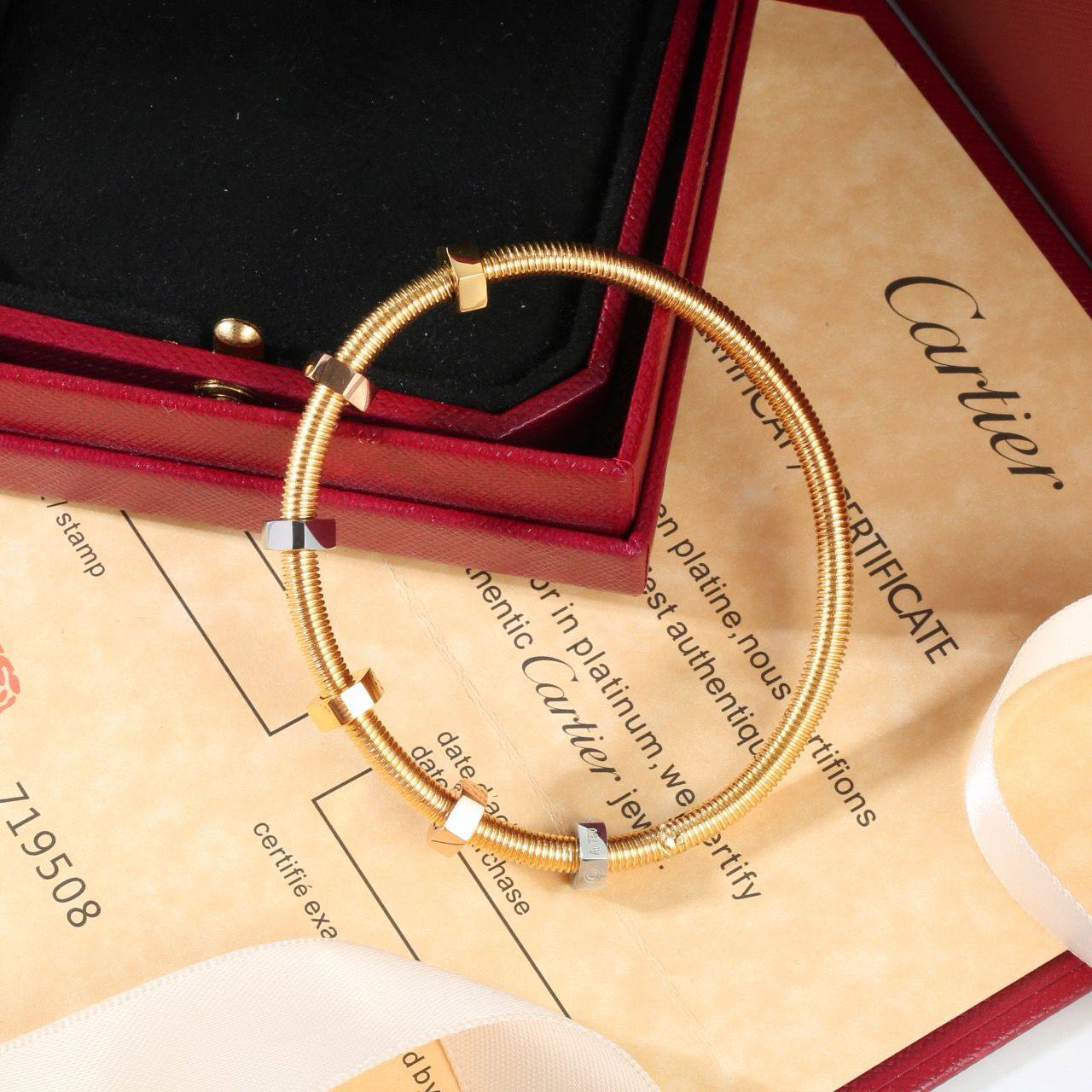 Cartier ❤️🔥*
Bangle ✨
Master quality 💯
With normal boxes 🗃️
60 dhs✅
With master box 📦
100 dhs✅
Zain216
♥️♥️♥️