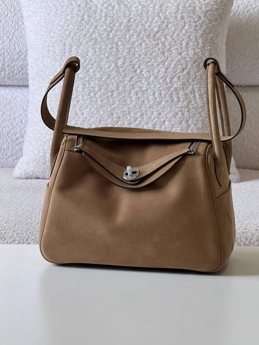 Hermes
lindy 26cm💥Master quality ✅with box📦
610 dhs❣️
Zain52
♥️♥️♥️