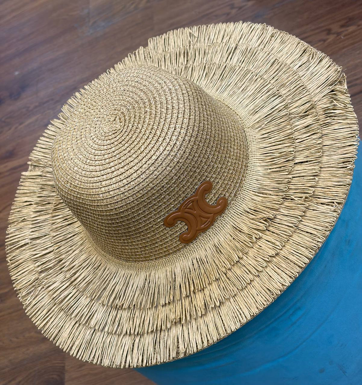 CELINE HATS
260 dhs🇦🇪🇦🇪
Zain328
♥️♥️♥️