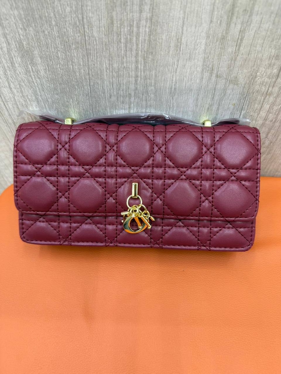 DIOR
GOOD QUALITY 
SIZE:22cm   
95 dhs🪙
withbox  
🎁🎁🎁
Zain04
♥️♥️♥️
