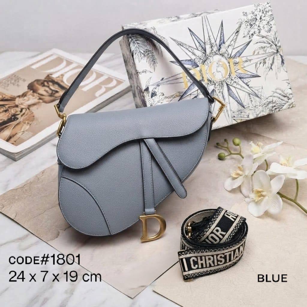 CHRISTIAN DIOR sᴀᴅᴅʟᴇ ᴄʀᴏssʙᴏᴅʏ ʙᴀɢ ᴏʙʟɪǫᴜᴇ & ʟᴇᴀᴛʜᴇʀ ᴛʀɪᴍ ᴍᴀᴛᴇʀɪᴀʟ sɪᴢᴇ : 24 cm ᴡɪᴛʜ BOX
90 dhs🇦🇪🇦🇪🇦🇪
Zain31
♥️♥️♥️