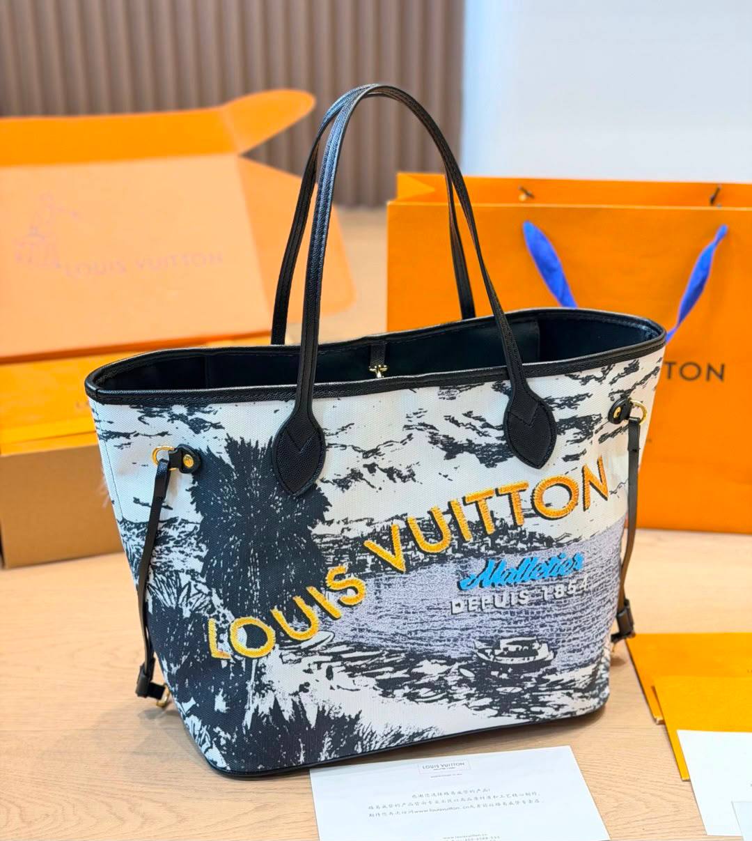 LOUIS VUITTON
TRAVLLING BAG
NEW DESIGN
MASTER QUALITY
250 DHS……(with leather)
Zain295
♥️♥️♥️