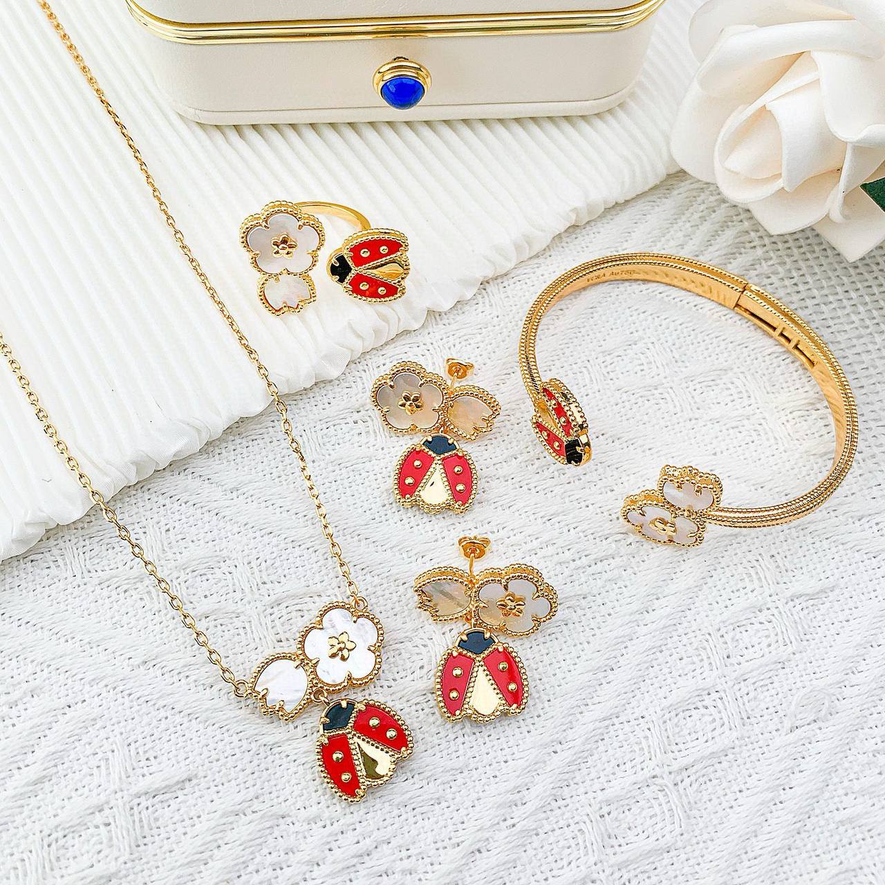 220 dhs✅ SET
Necklace
Bangle
Earring
Ring
WITH BOX AND PAPER BAG 🎁🛍️
Zain89
♥️♥️♥️
