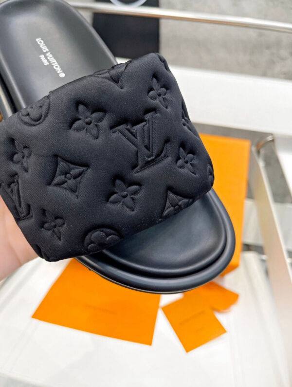 LV
180 dhs🗽
*SIZE 36 TO 42*
Zain224
