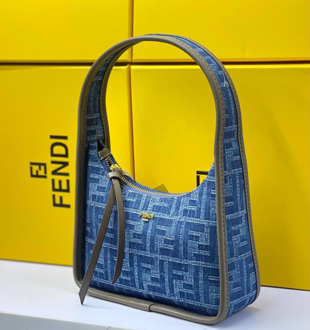 Fendi
90 dhs🗽
with box
🎁🎁🎁
Zain175
♥️♥️♥️