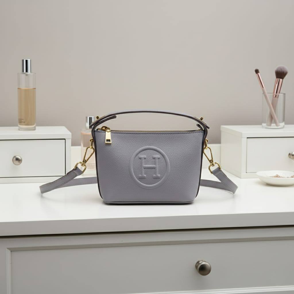 HERMES ᴛᴏᴘ ʜᴀɴᴅʟᴇ
ᴍᴀᴛᴛᴇ ʟᴇᴀᴛʜᴇʀ ᴍᴀᴛᴇʀɪᴀʟ
ɢᴏʟᴅ ʜᴀʀᴅᴡᴀʀᴇ
sɪᴢᴇ :17 x 8.5 x 12 cm
75 dhs❤️
Zain31
♥️♥️♥️