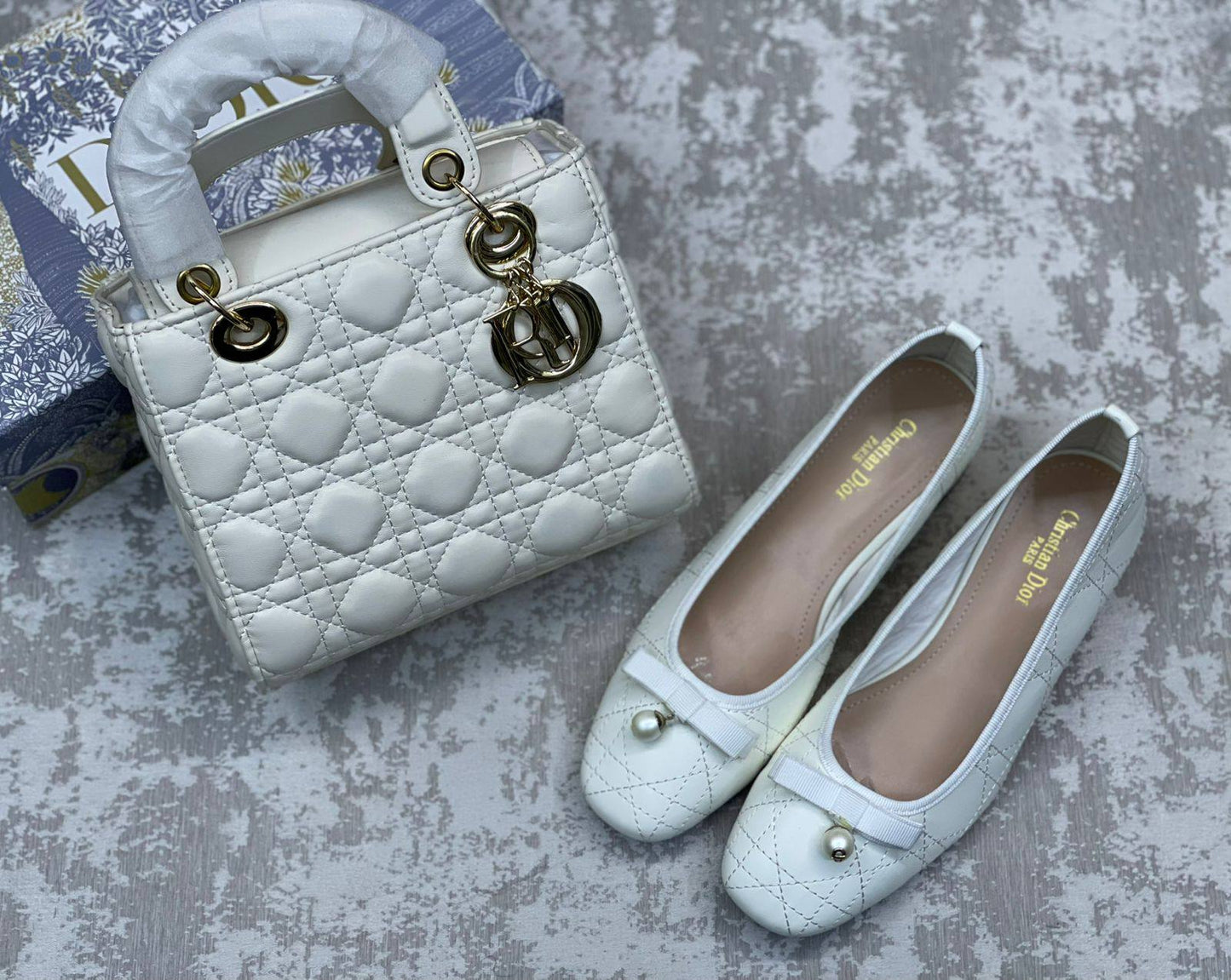Dior
Bag&shoes. Set.
210 dhs❣️
Zain175
♥️♥️♥️