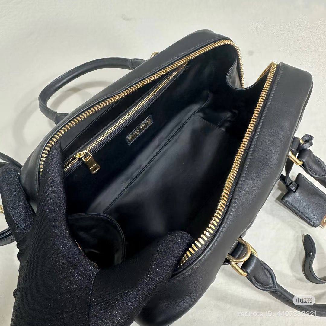 NEW🌸MIUMIU🌸
SUPER MASTER QUALITY🫶
WITH FULL PACKAGING🎁
SIZE::✨27CM✨
1450 dhs🪙💚
Zain255
♥️♥️♥️