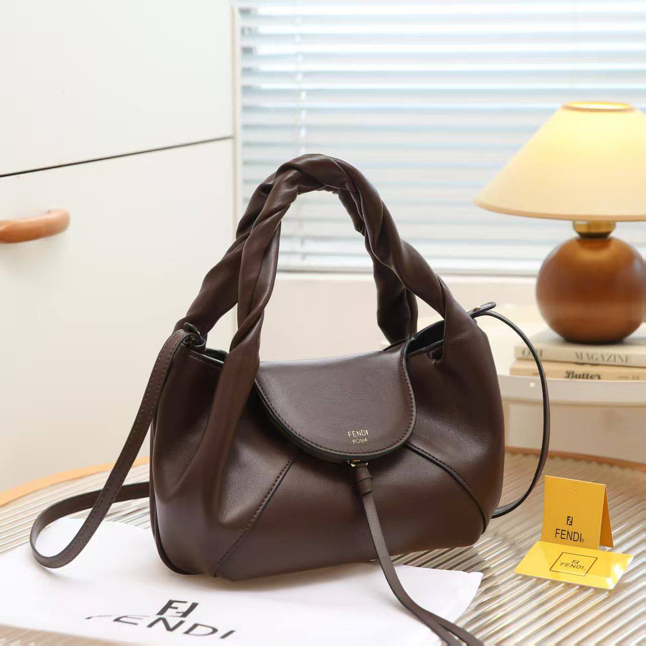 Fendi
Best quality
without box
95 dhs✅
size 32CM
Zain290
♥️♥️♥️