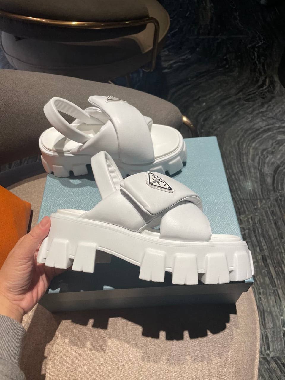 Prada
Size 36-42
140 dhs✅
Zain132
♥️♥️♥️
