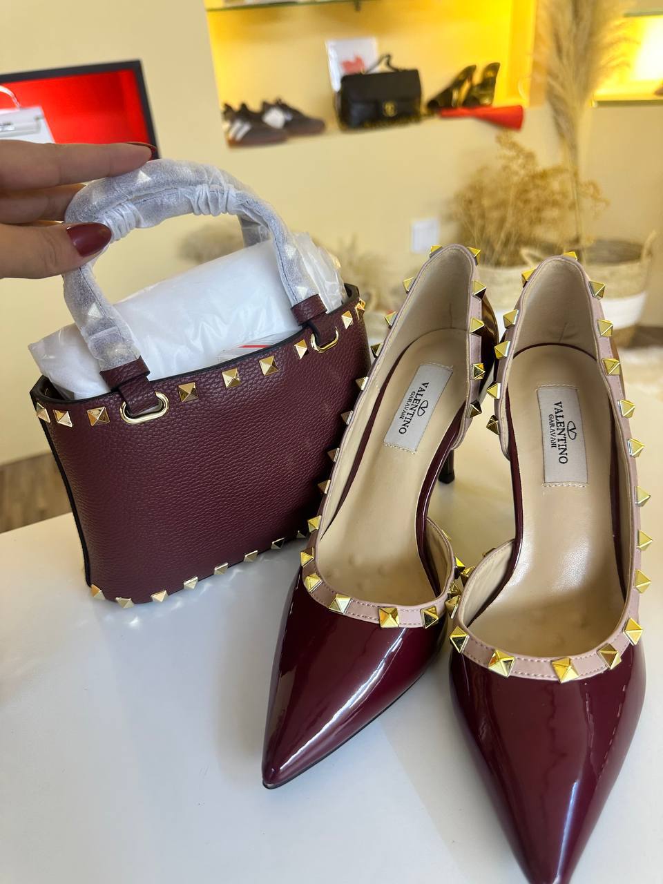 Valentino
Master bag 290 dhs
Zain131
Heels 85 dhs
Zain21
♥️♥️♥️
Zc