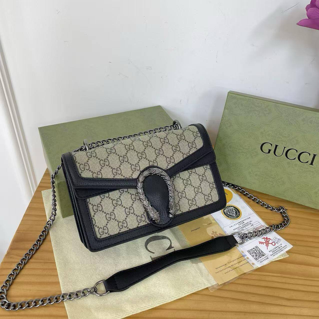Gucci
23*16*7.5cm
With box
95 dhs🇦🇪🇦🇪
Zain17
♥️♥️♥️