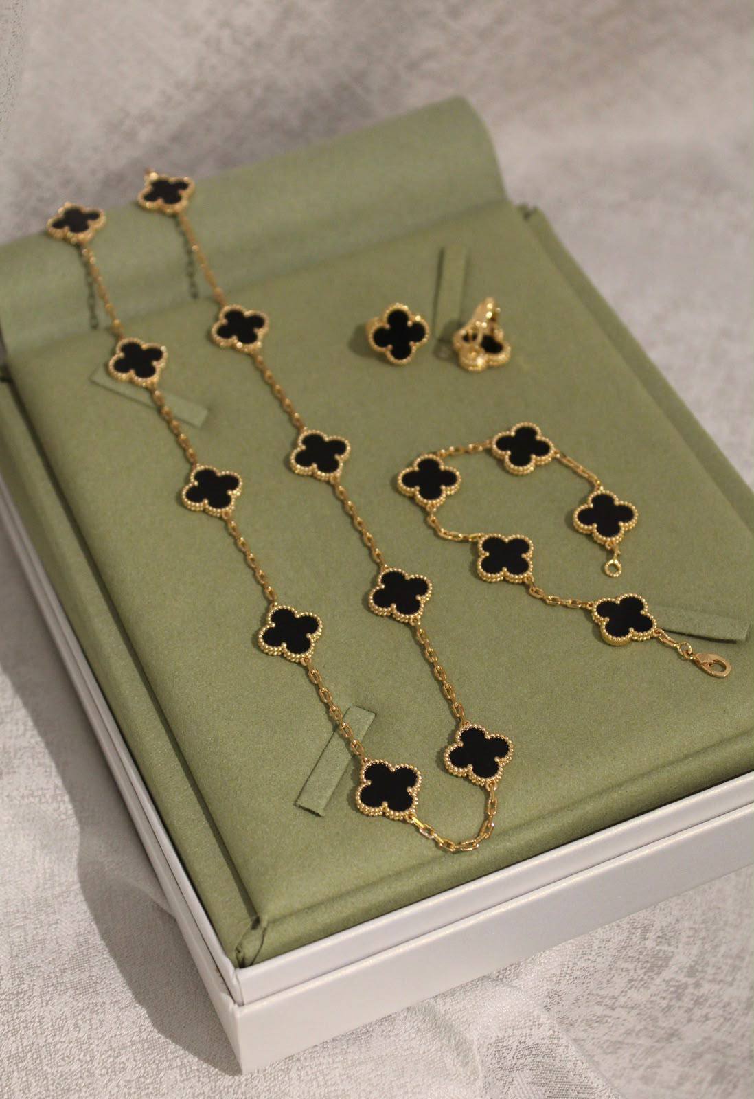 VanCleef & Arpels 💚 -PriceUpdate-
Magic Alhambra Full Set
Necklace 10 Motifs 105Ð
Bracelet 5 Motifs 75Ð
Earings 1 Motif 55Ð
18K gold plated
Master Quality
Full Set
335 dhs🇦🇪with Normal Box
400 dhs🇦🇪 with Orignal Box
Zain209
♥️♥️♥️