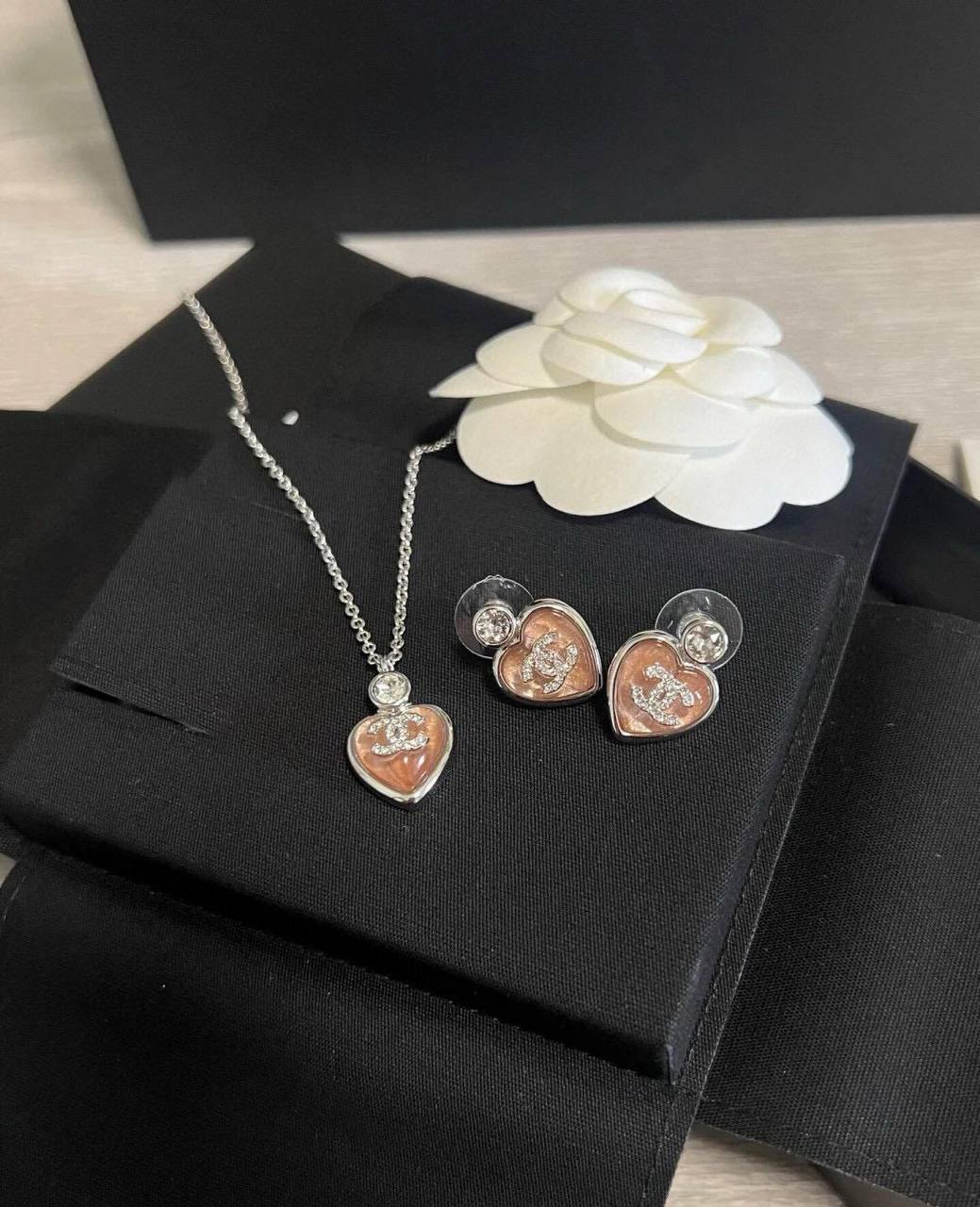CHANEL
NECKLACE EARRINGS
MASTER💫✨
SET
95 DHS🇦🇪🇦🇪
WITH SMALL BOX AND PAPER BAG🎁🛍️
Zain89
♥️♥️♥️