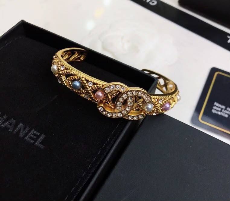 CHANEL❤️🔥*
Bangle ✨
Master quality 🐦🔥
With normal boxes 🗃️
55 dhs💓
With master box 📦
70 dhs💓
Zain216
♥️♥️♥️
