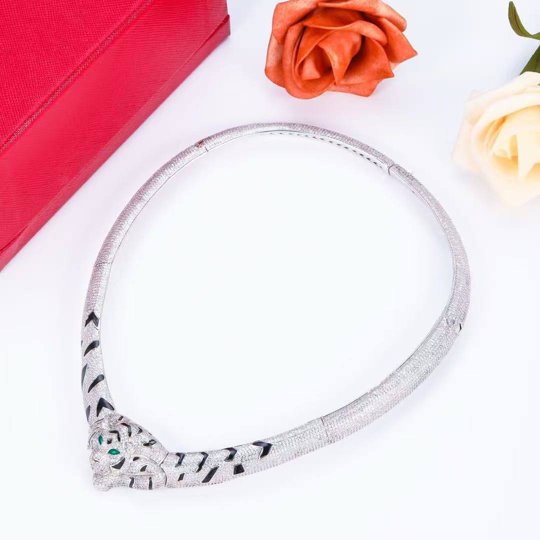 Cartier ❤️🔥*
Necklace 💥
Super Master quality 💯
With normal boxes 🗃️
And paper bag 🛍️
420 dhs✅
Zain216
♥️♥️♥️