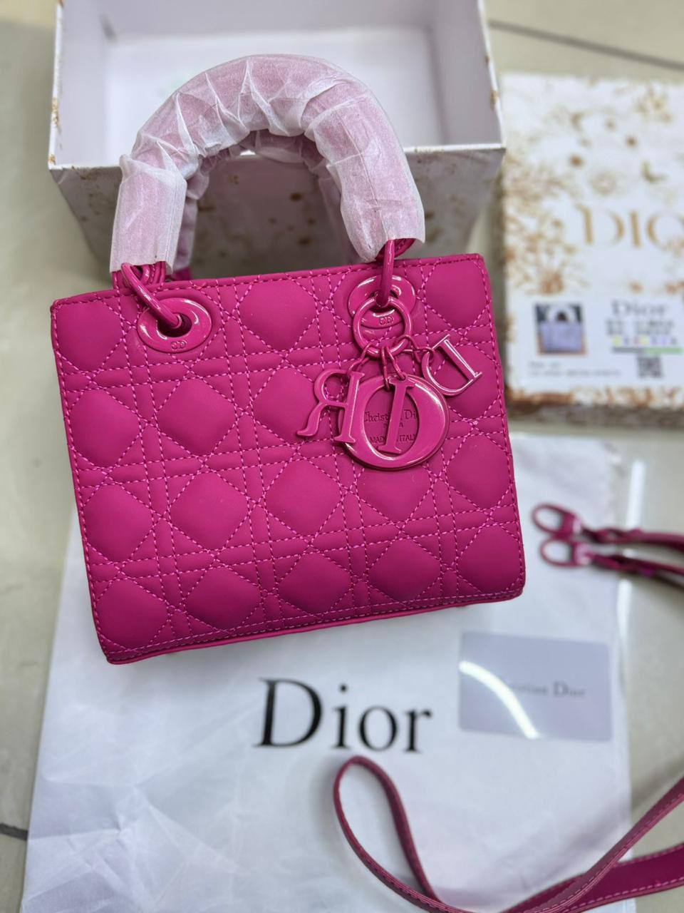 Miumiu / Dior
First quality +🎁
Size : 22 ~ 20 * 17 cm
85 dhs🇦🇪🇦🇪
with box🎁
Zain115
♥️♥️♥️