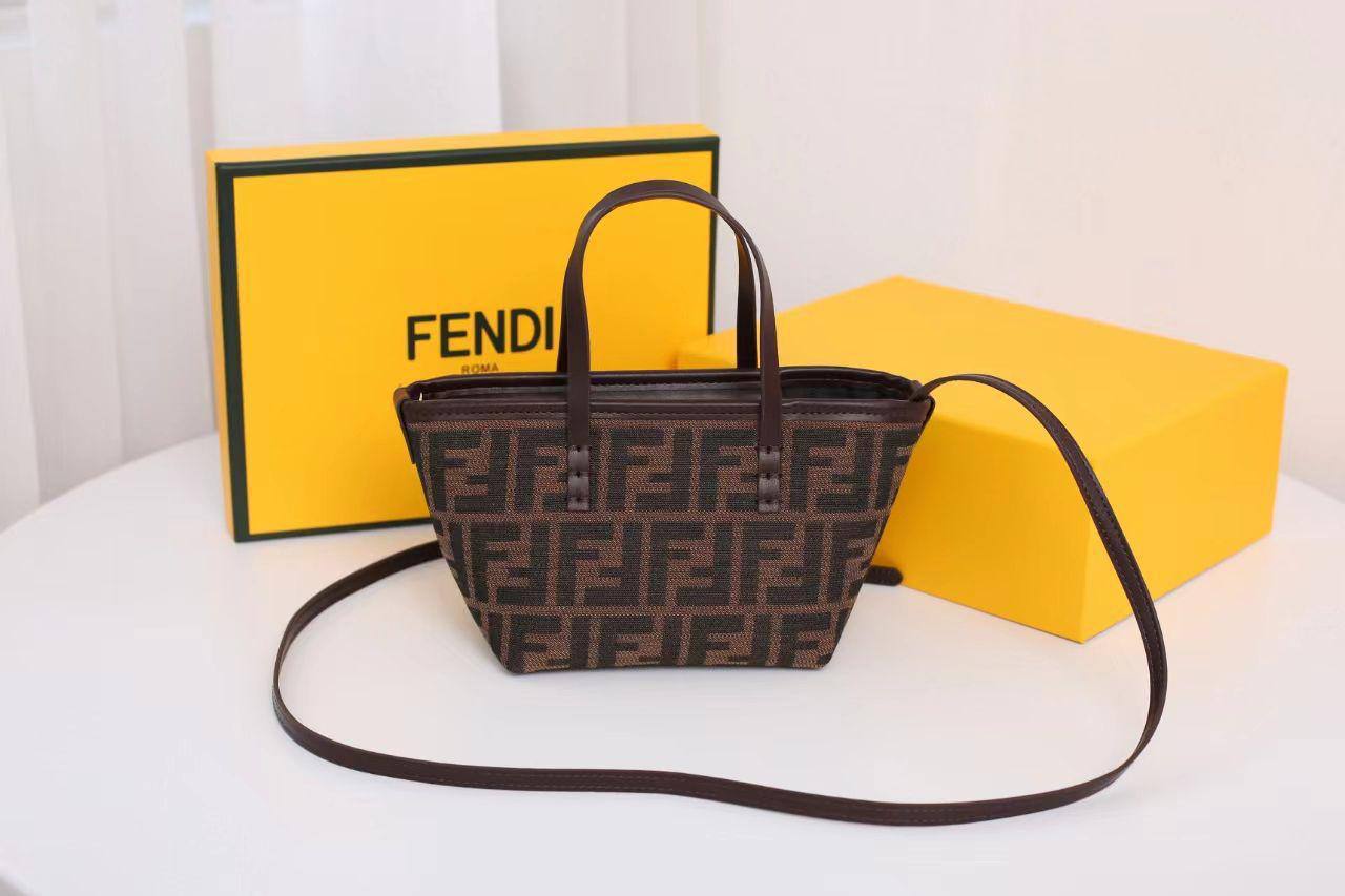 Fendi
with box
🎁🎁🎁
85 dhs✅
Zain143
♥️♥️♥️