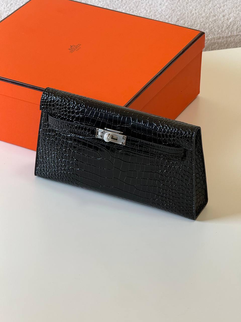 Hermes Elan croc 27cm💕master quality😍
with box❤️
🎁🎁🎁
340 dhs🪙💚
Zain52
♥️♥️♥️