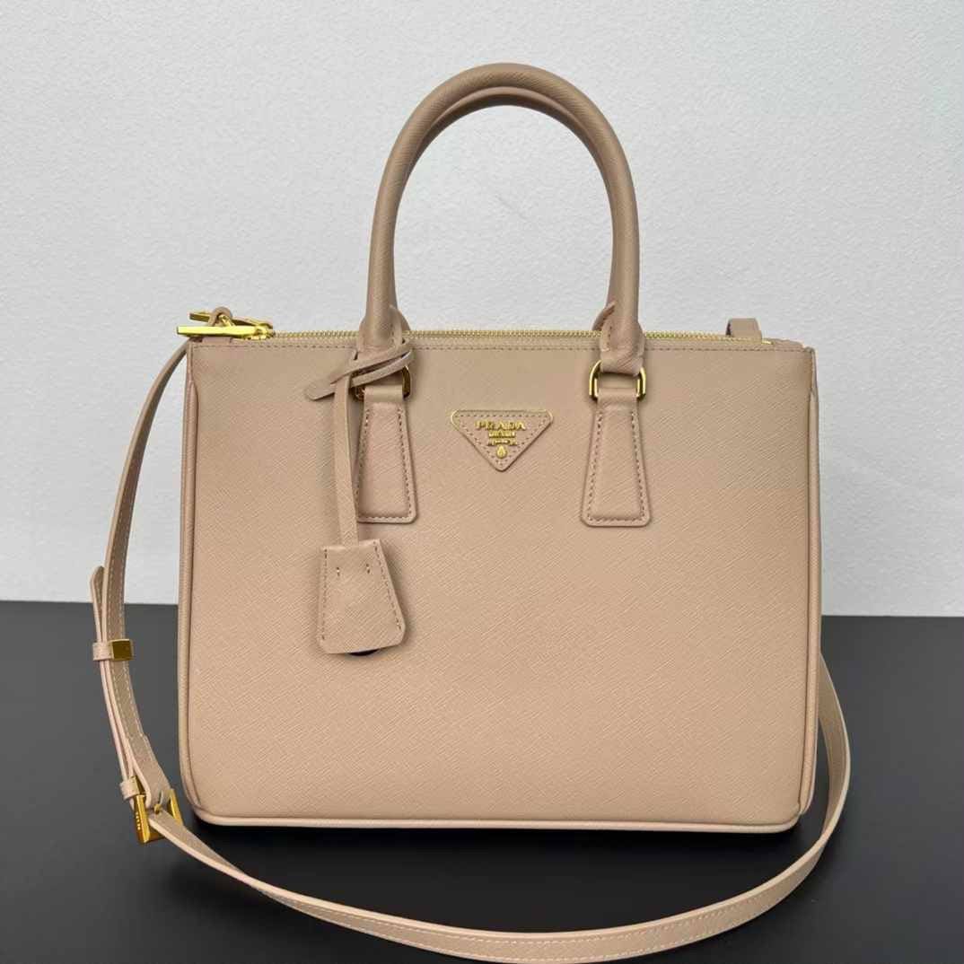 Prada
350 dhs🇦🇪🇦🇪🇦🇪
Zain153
♥️♥️♥️