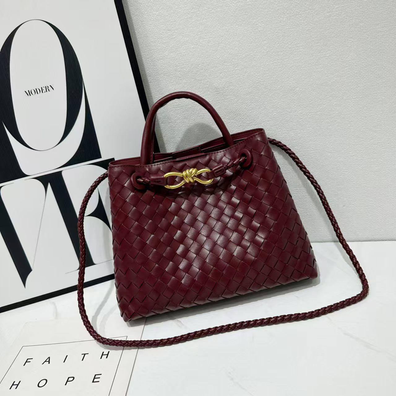 Bottega Veneta
Good Quality
With Box
🎁🎁🎁
110 dhs✅
Zain250
♥️♥️♥️