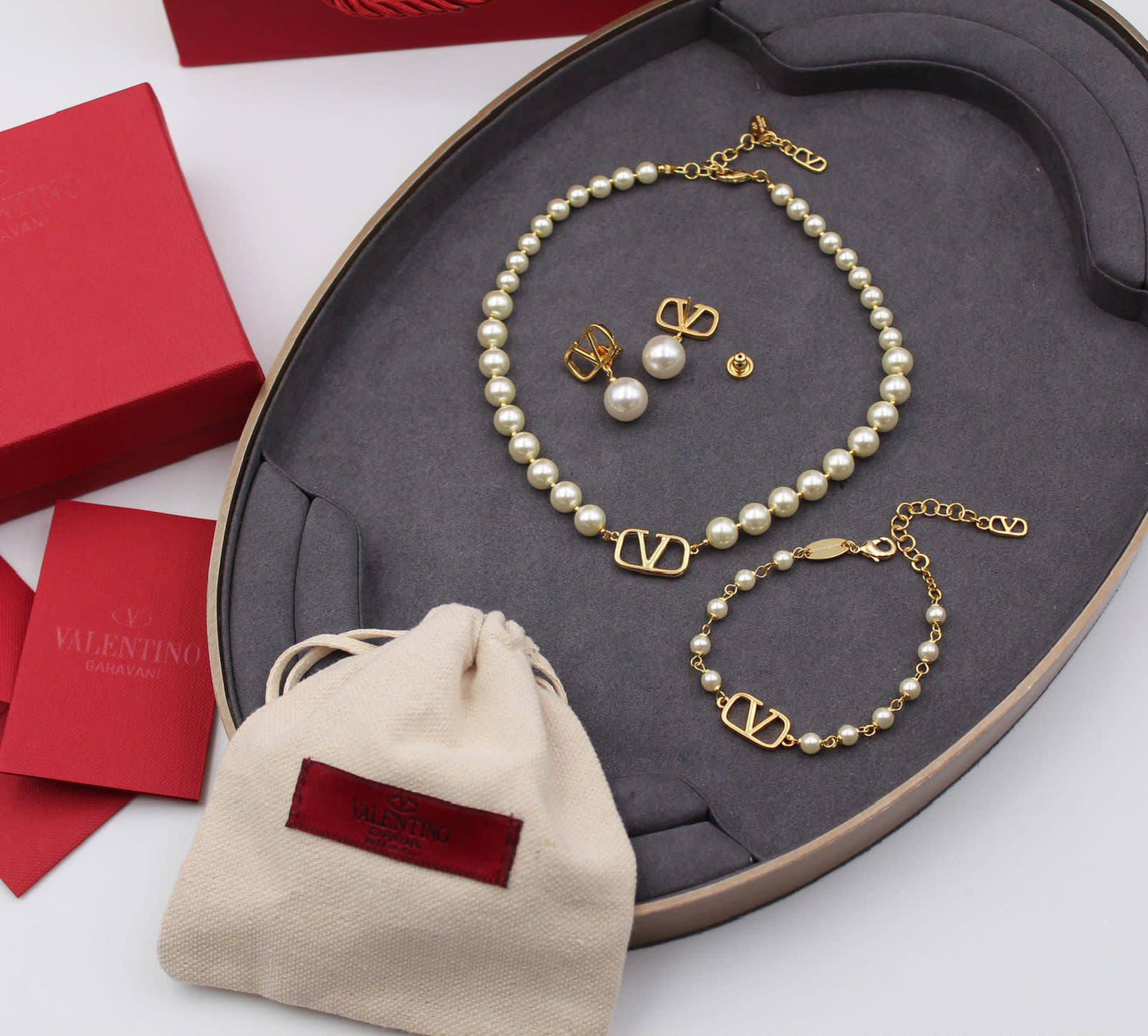 VALENTINO ✨✨✨
SET
Full Set (Necklace , earrings & Bracelet )
*#Master Quality * 💯🏆
*260 dhs✅* with *Normal* Box
*280 dhs✅* with *Orignal* Box
Zain106
♥️♥️♥️
