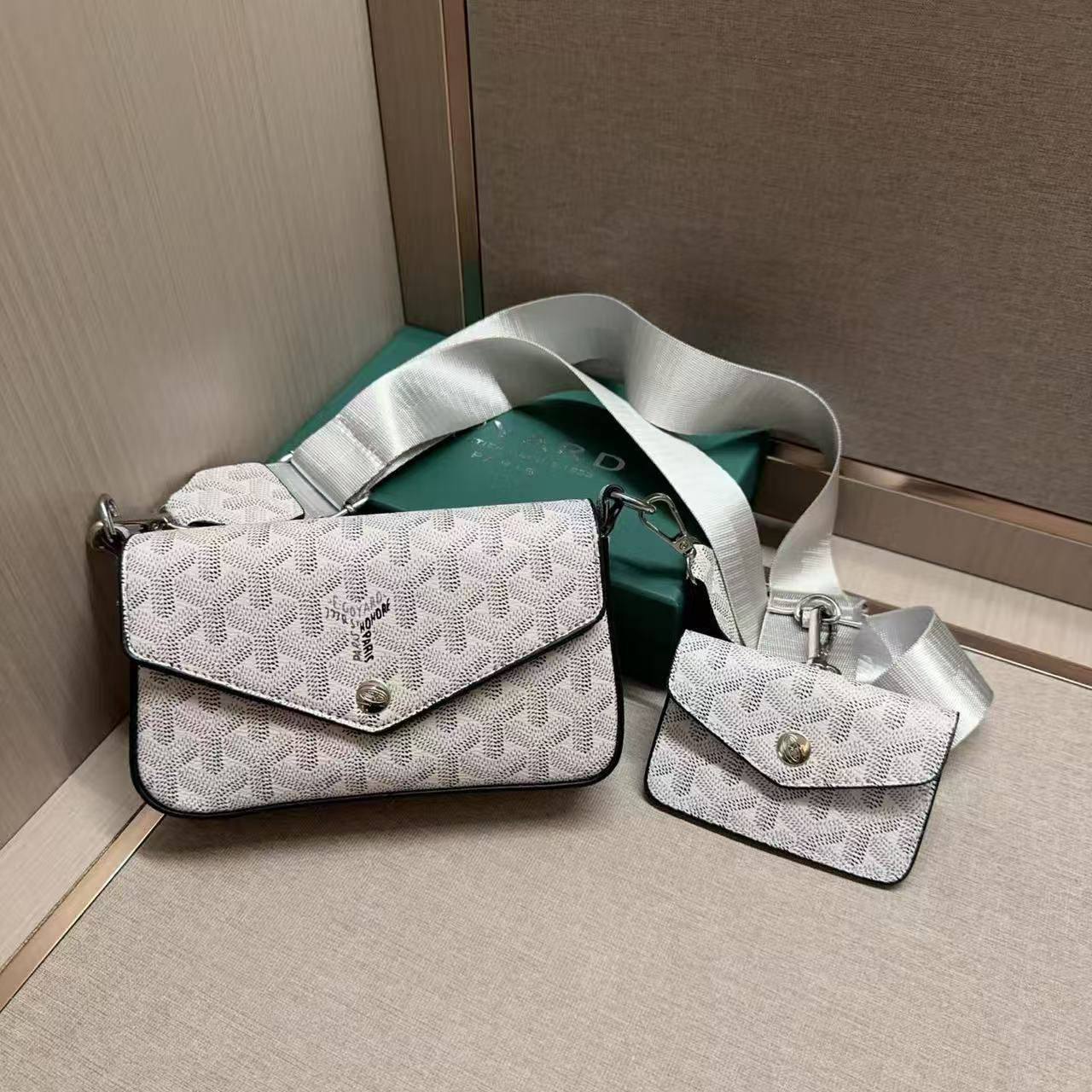 Goyard
With box 🎁🎁🎁
65 dhs🌺
Zain136
♥️♥️♥️