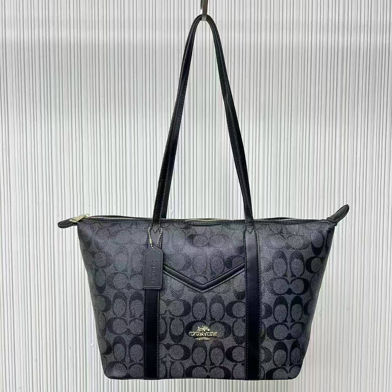 Coach
With zipper
75 dhs💓
Zain232
♥️♥️♥️