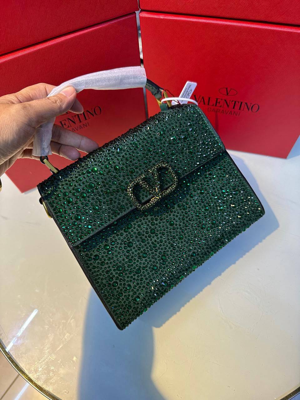 VALENTINO
100 dhs✅
with box
🎁🎁🎁
Zain90
♥️♥️♥️