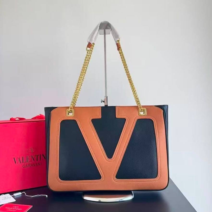 VALENTINO COPY ONE NEW CAME
190 dhs🇦🇪🇦🇪
Zain295
♥️♥️♥️