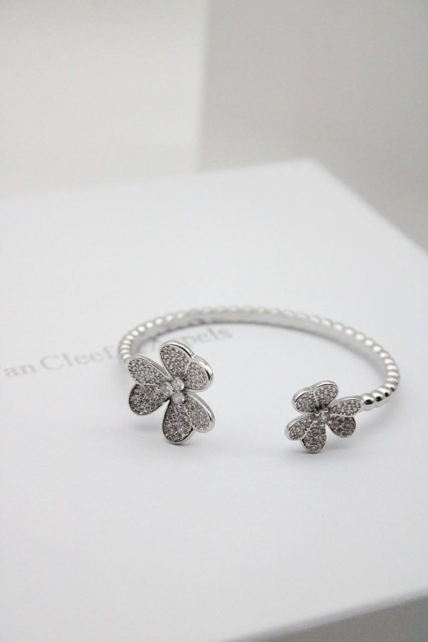 Vca bangle
75 dhs
Zain122
♥️♥️♥️