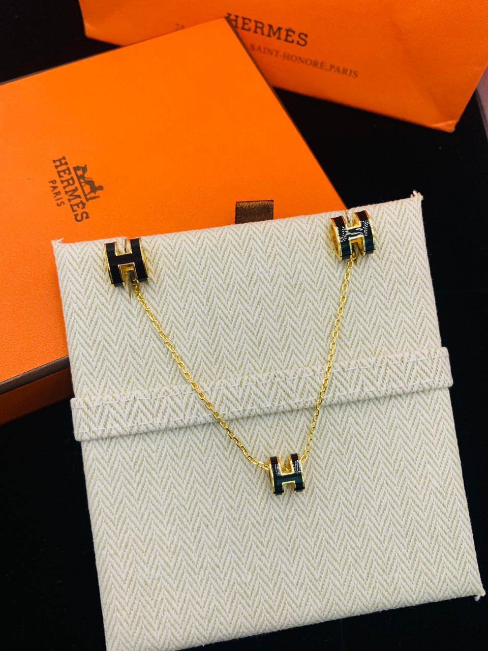 HERMES SET
NECKLACE EARRINGS
WITH SMALL BOX AND PAPER BAG🎁🛍️
90 DHS💓
Zain89
♥️♥️♥️