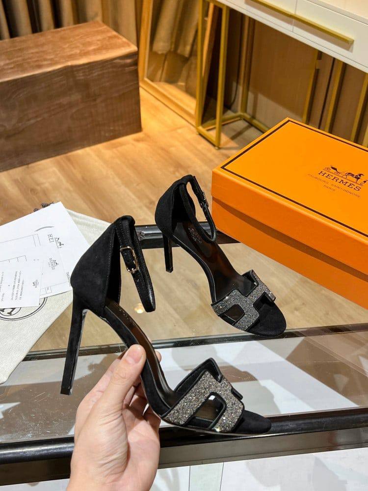 HERMES
☘️ *SIZE 36 to 40 ☘️
260 dhs🌺
Zain224
♥️♥️♥️