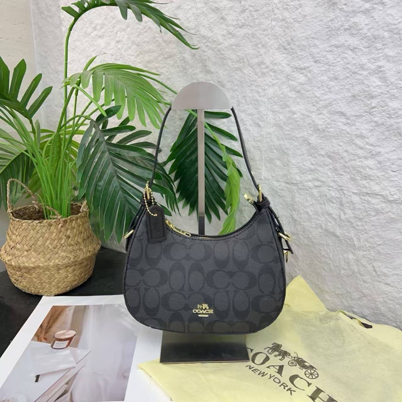 Coach Bags
70 dhs✅
Zain232
♥️♥️♥️