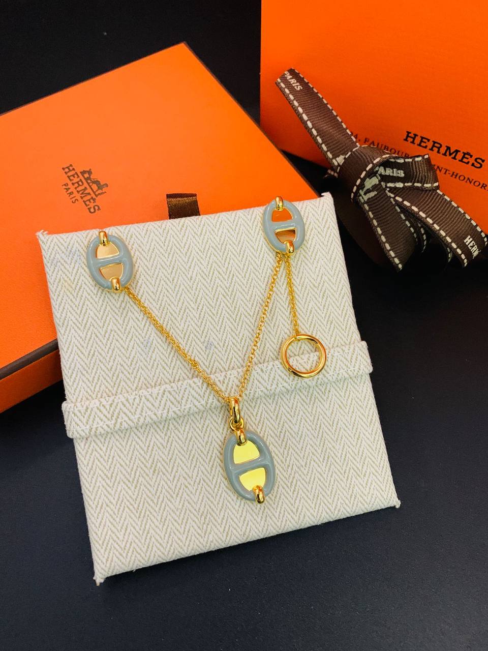 Hermes Set
NECKLACE EARRINGS
65 DHS🪙🌨️
Zain89
♥️♥️♥️