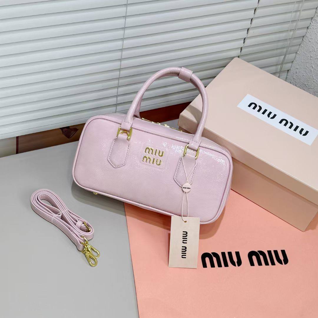 MIU MIU
BEST QUALITY
WITH BOX’S
🎁🎁🎁
90 dhs✅
SIZE 23CM
Zain290
♥️♥️♥️