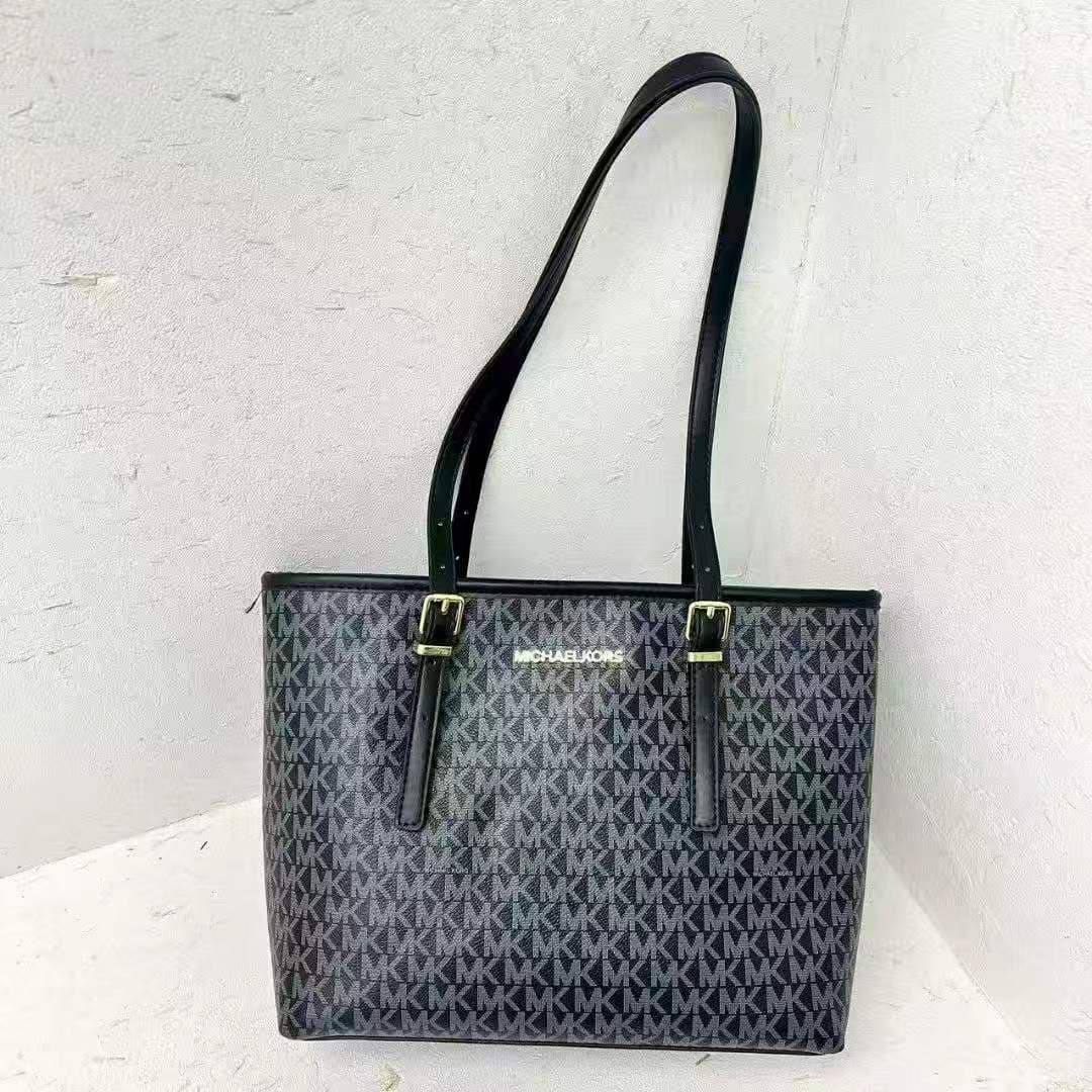 Mk
with zipper
70 dhs🇦🇪🇦🇪🇦🇪
Zain232
♥️♥️♥️