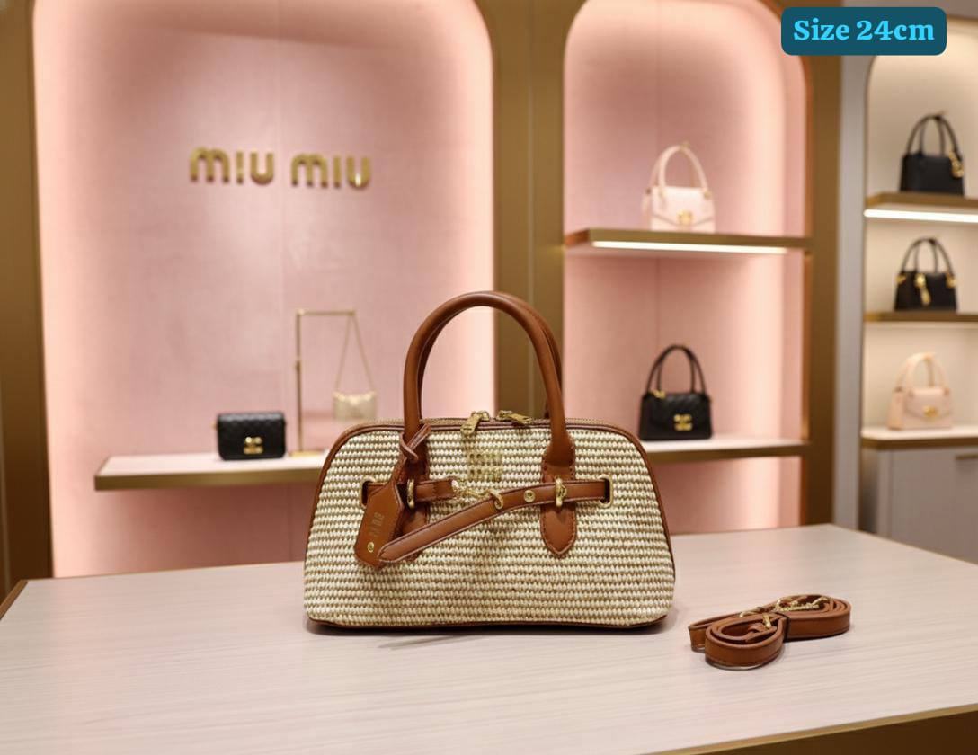 Dior
Good quality
with box
🎁🎁🎁
115 dhs🪙💕
Zain186
♥️♥️♥️