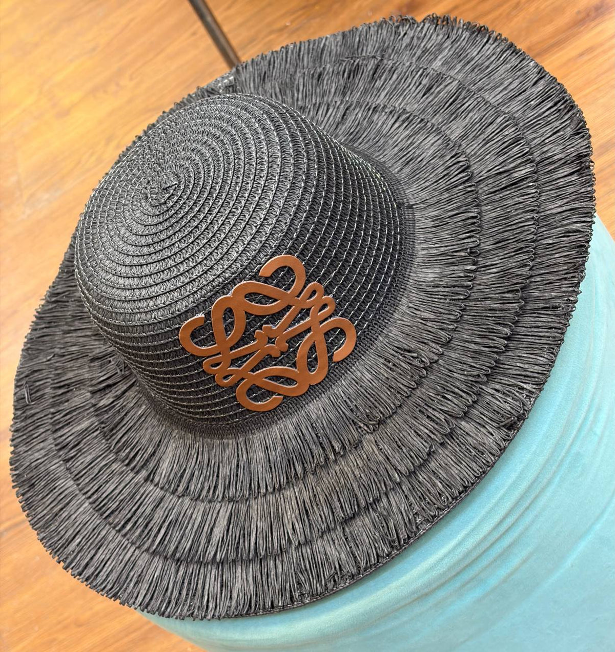 LOEWE HATS
260 dhs🇦🇪🇦🇪
Zain328
♥️♥️♥️