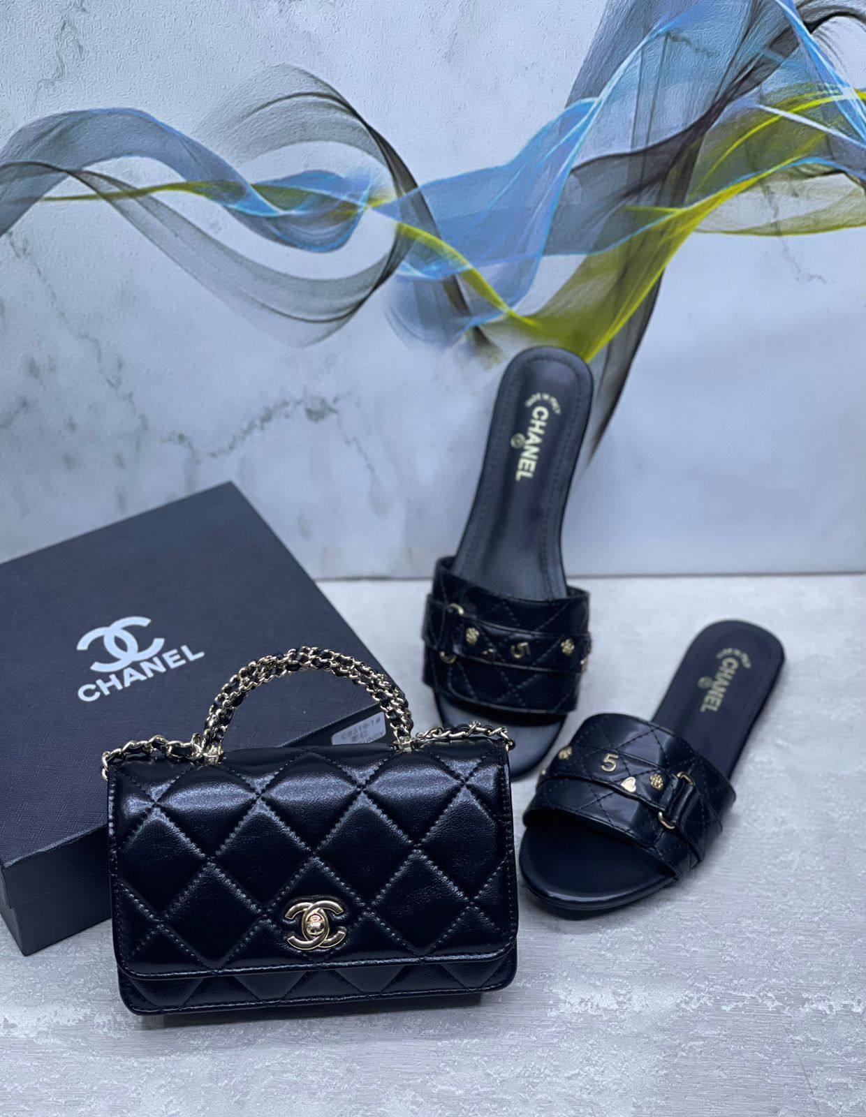 Gucci
good quality,
comes with box,
🎁🎁🎁
size... 19*11 cm
70 dhs❣️
Zain12
♥️♥️♥️