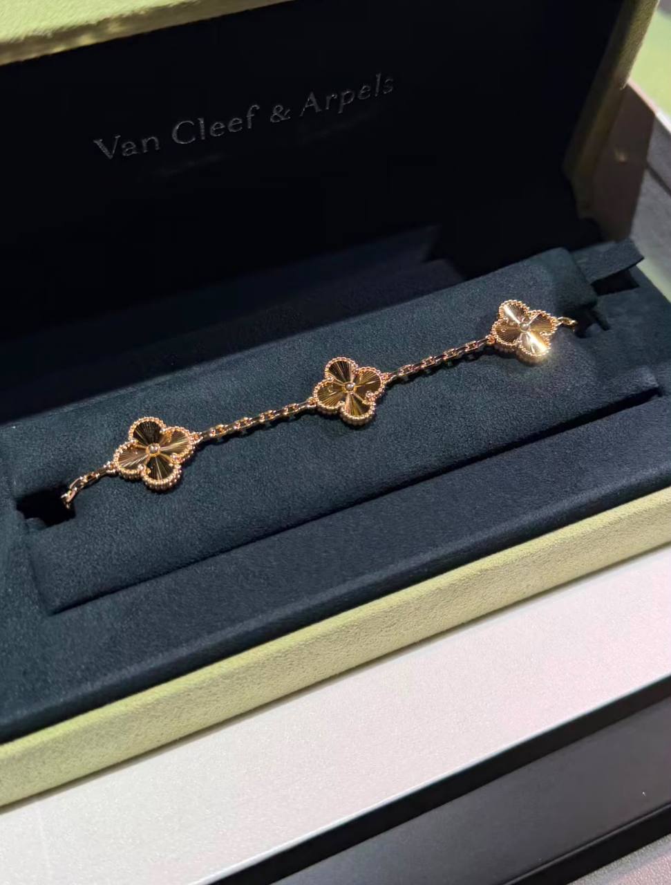 VCA Bracelet
Master Quality
75 dhs🇦🇪 normal box 📦
110 dhs🇦🇪 original box 🗃️
Zain48
♥️♥️♥️