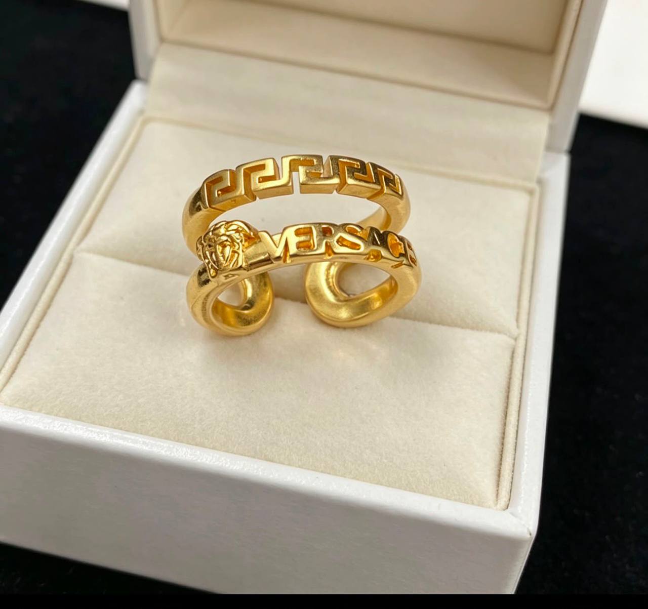 VERSACE 🔥*
Ring 💍
Free size 🐦🔥
Master quality 💯
With normal boxes 🗃️
45 dhs💓
Zain216
♥️♥️♥️