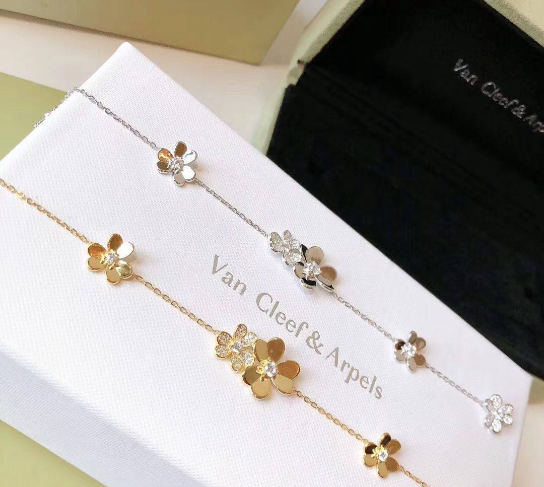 VCA ❤️🔥*
Bracelet 🐦🔥
Master quality 💯
With normal boxes 📦
60 dhs✅
With master box 🗃️
95 dhs✅
Zain216
♥️♥️♥️