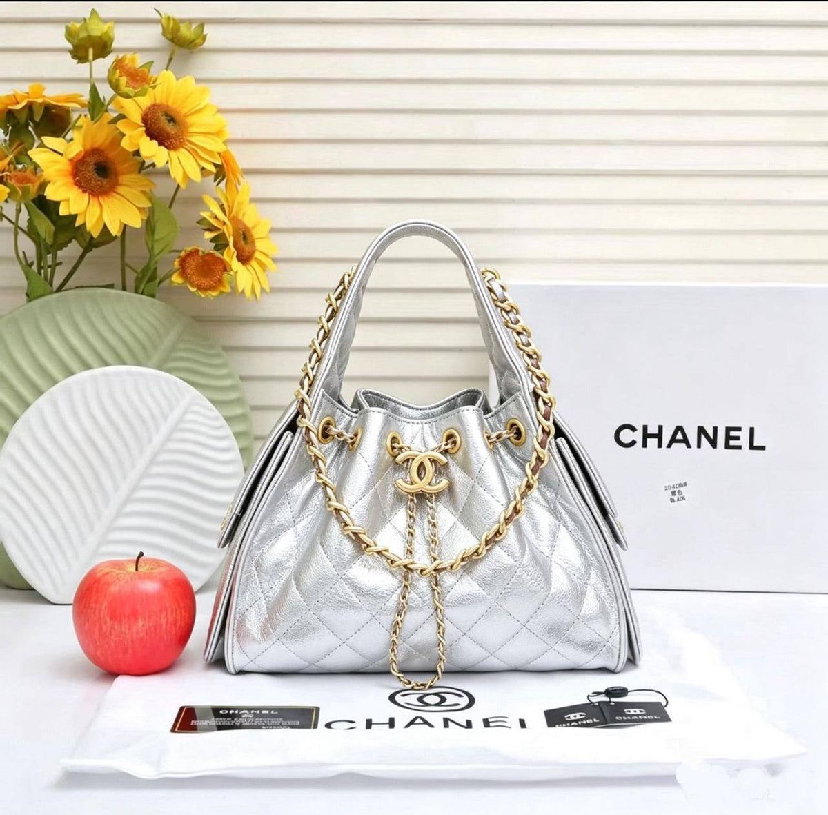 Chanel 25C hobo
1️⃣ First quality
Size : 26 * 14 * 30 cm
110 dhs🇦🇪🇦🇪
Zain115
♥️♥️♥️