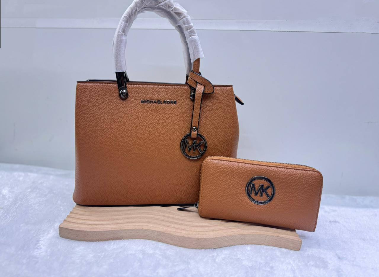 Mk
with wallet
size:31×22×13.5cm
110 dhs💓
Zain114
♥️♥️♥️