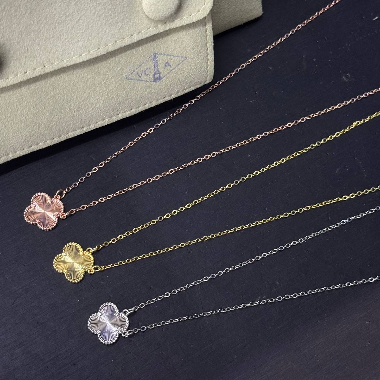 VCA ❤️🔥*
Necklace ✨
Stainless Steel 💯
With black boxes 📦
20 dhs💓
With normal boxes 🗃️
And paper bag🛍️
30 dhs💓
Zain216
♥️♥️♥️