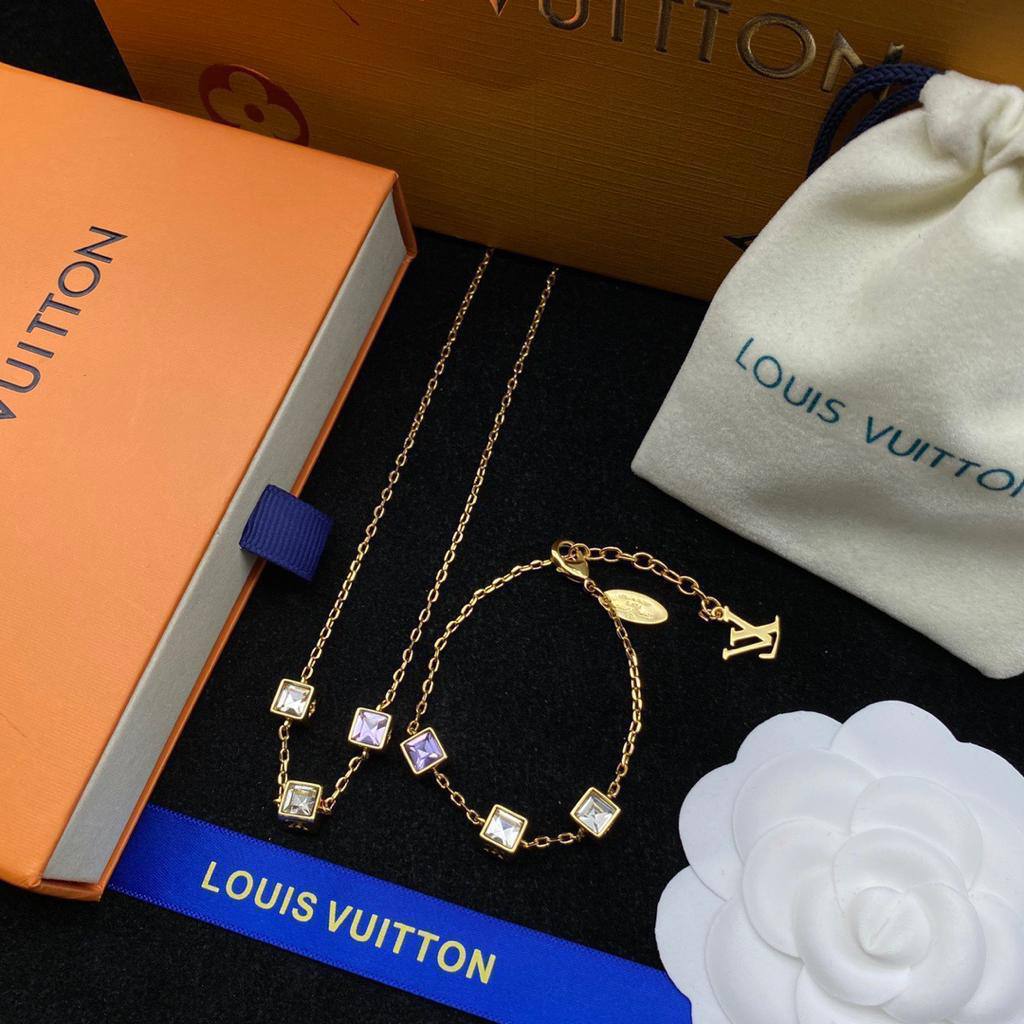 LV SET
MASTER
WITH BOX AND PAPER BAG🎁🛍️
110 dhs🇦🇪🇦🇪
Zain89
♥️♥️♥️