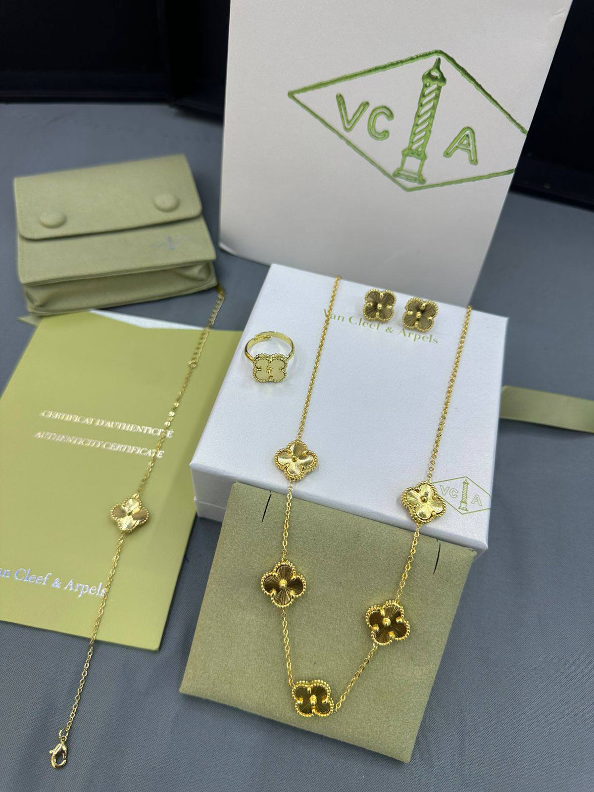 VCA SET 🔥*
Necklace 5 flower 🌺
Bracelet one flower 🌸
Earring 🦋
Ring 💍 free size 🌊
Stainless Steel 💯
Non tarnish ✨
With normal boxes 📦
50 dhs🪙🌨️
With master box 🗃️
85 dhs🪙🌨️
Zain216
♥️♥️♥️
