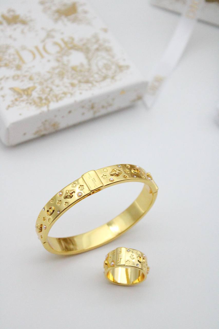 Lv set
Bangle & ring
120 dhs
Zain122
♥️♥️♥️