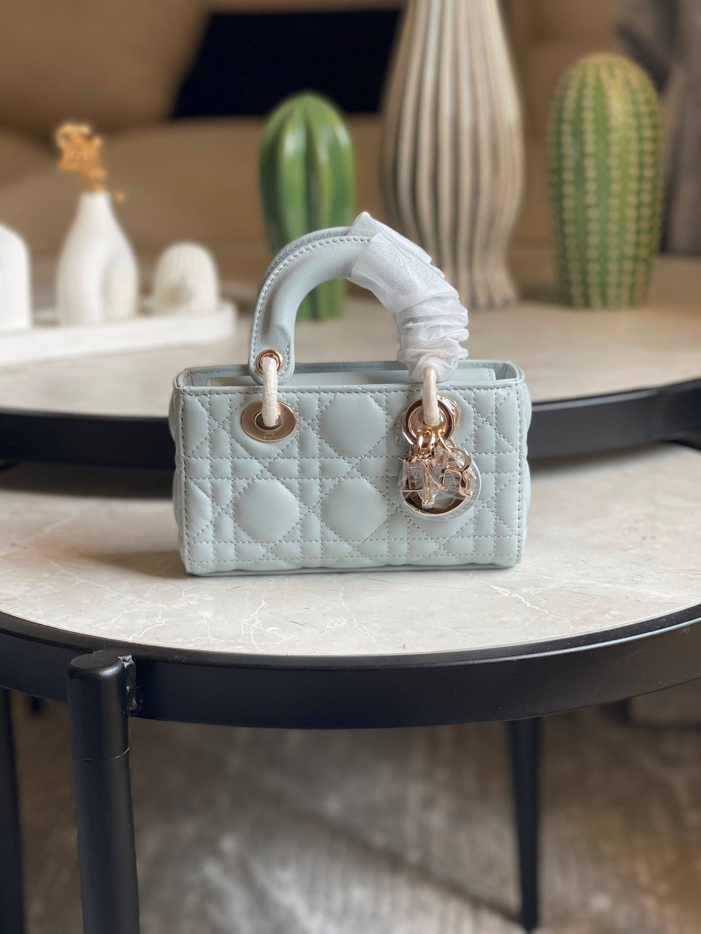 DIOR
Size- 16Cm💥
Available original box 📦
With full packing 🎀🎀
Super high quality 💥💥
For Price 👇 WhatsApp✅
0568585901
0507557372
0552275751 Owner Zain 👌
Zain283
♥️♥️♥️